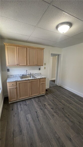 Building Photo - 424 W 7th Ave