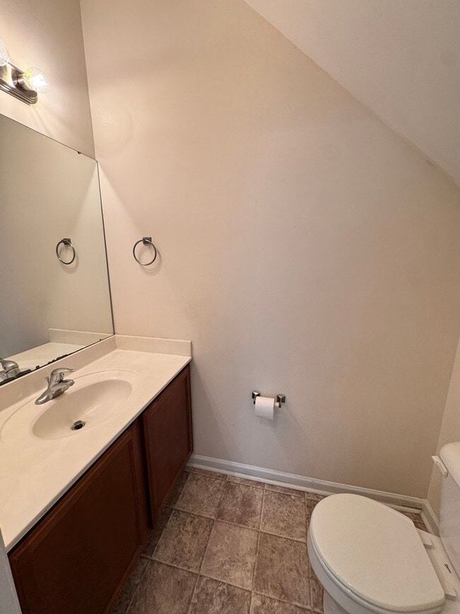 Building Photo - 3 Bed End Unit Town Home- AVAILABLE FOR FALL MOVE IN!