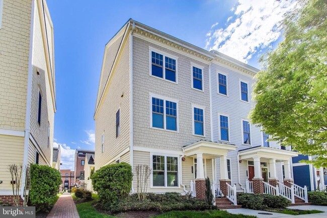 Building Photo - 717 Diamond Ave