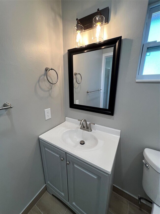 Building Photo - 2016 NE 17th Ct