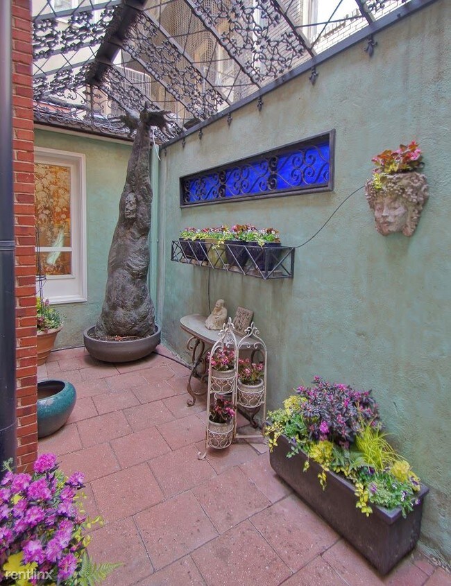 Building Photo - 5 br, 5.5 bath Townhome - 1531 Spruce St