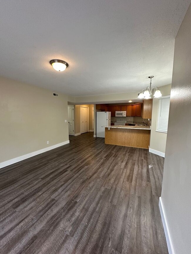 Building Photo - Condo in County Woods HOA