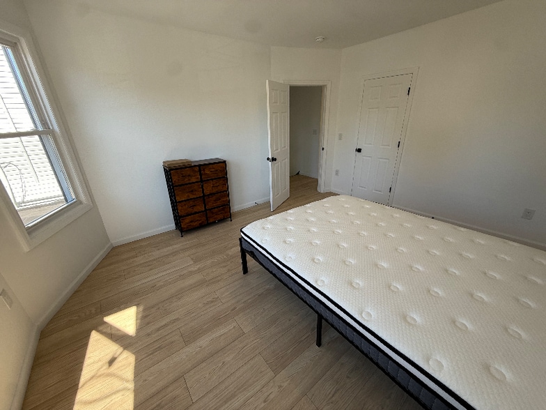 Building Photo - 32 Palm St