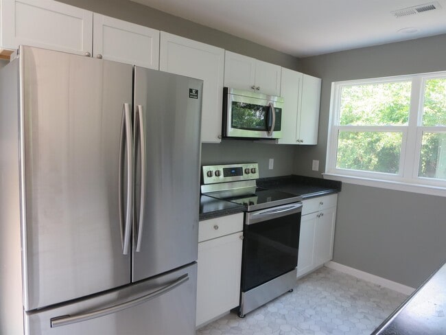 Building Photo - 324 2nd St