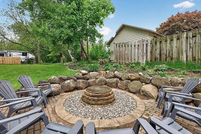 Building Photo - 944 Mahtomedi Ave