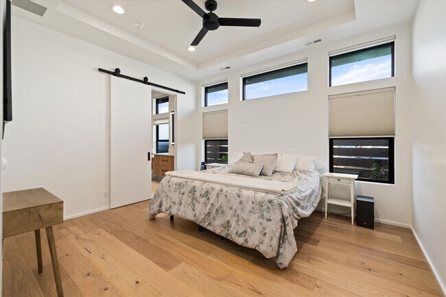 Building Photo - Waterfront End-Unit | 3 Bed | 3 Bath | 2,189 Sq. Ft. | Gated Community | Luxury Lake Living