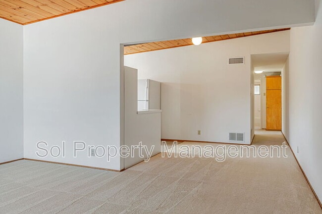 Building Photo - 3 Treanor St