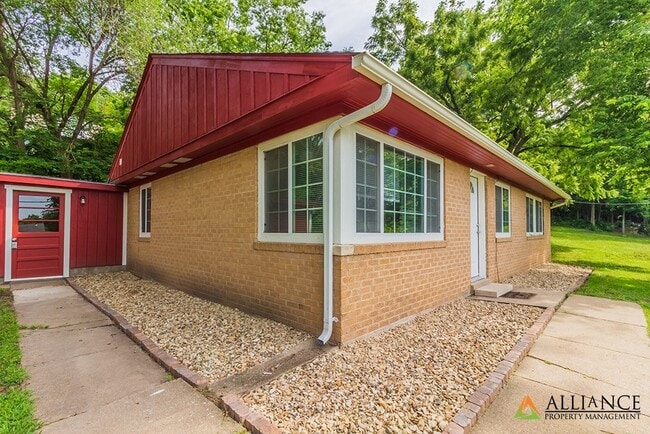 Building Photo - Close to Aggieville & K-State! **Lease from 8/7/26-7/31/27 ONLY!!**