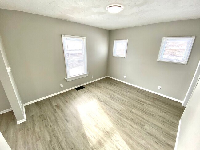 Building Photo - Newly Rehabbed Single Family in Dayton!: N...