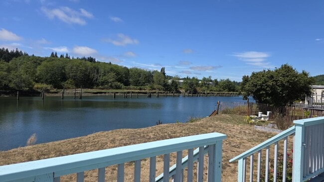 Building Photo - 3 bedroom, 1 3/4 bath home in Hoquiam on t...