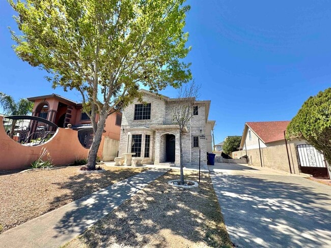 Building Photo - 210 Leon Ave