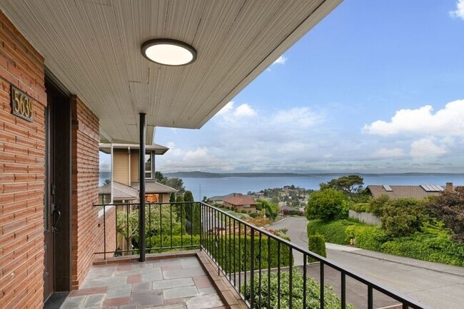 Building Photo - Gorgeous West Seattle Mid-Century Modern w...