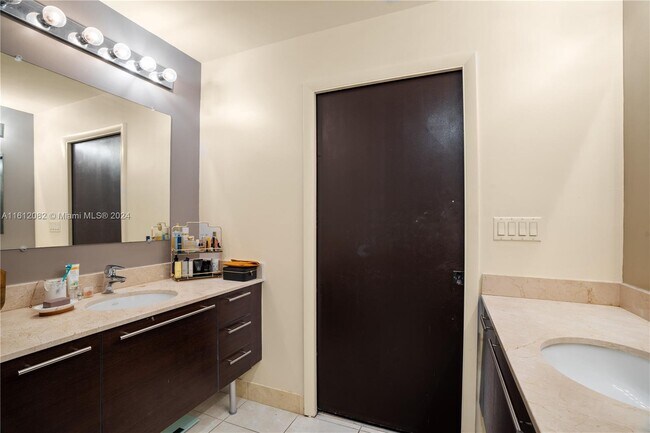 Building Photo - 1900 N Bayshore Dr