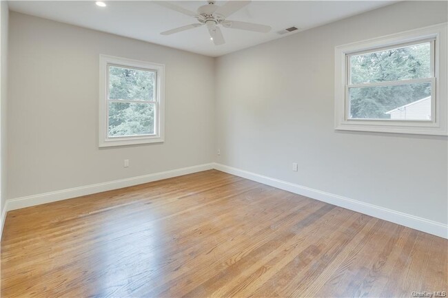 Building Photo - 8 Montfort Woods Rd