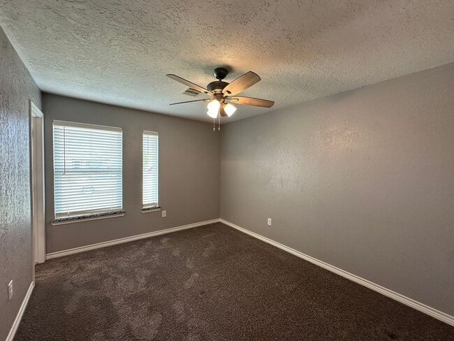 Building Photo - 6130 SW Oakcliff Ave