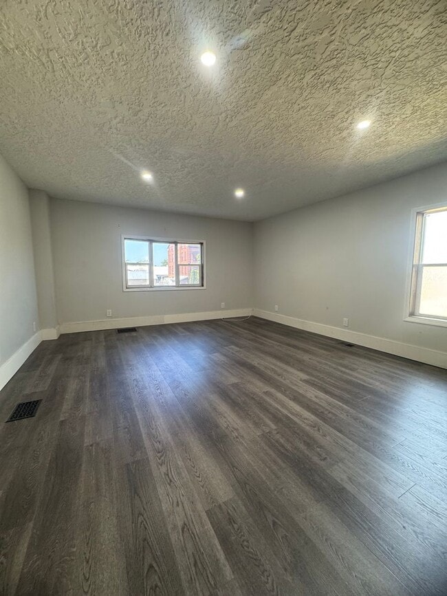 Building Photo - Spacious 3-4 Bedroom, 2 Bath Home for Rent...