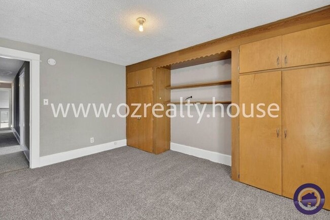 Building Photo - 225 E Weber St