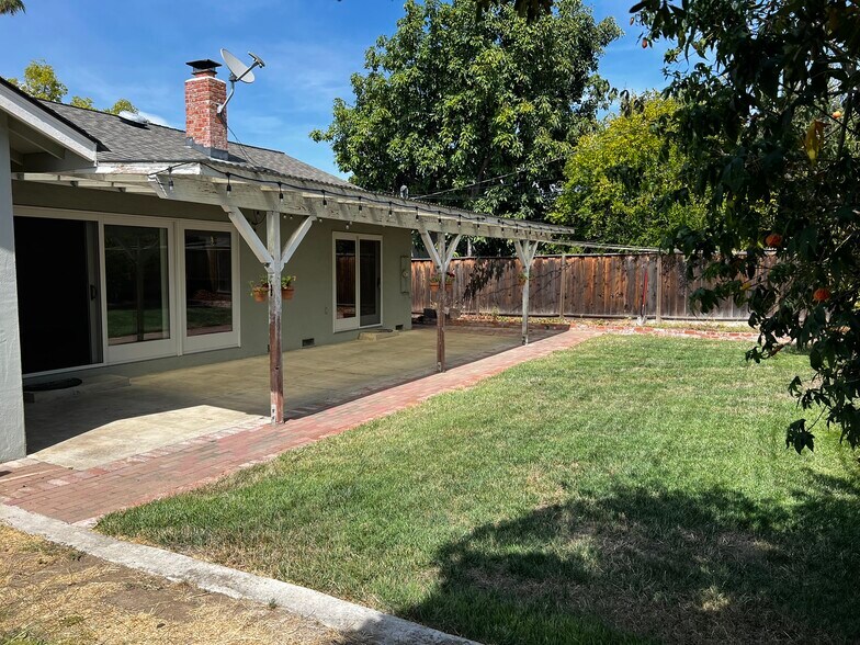 Building Photo - 1650 Glenroy Dr