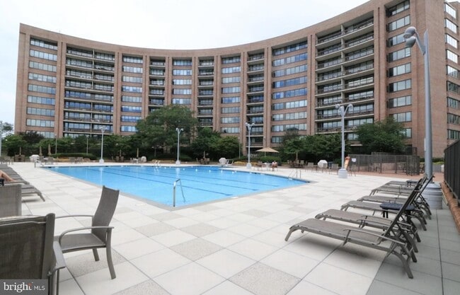 Building Photo - 1805 Crystal Dr