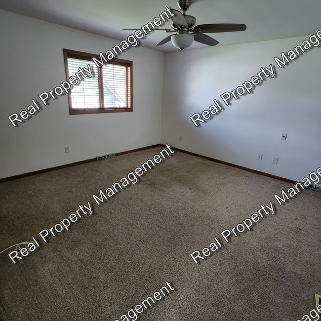 Building Photo - Well Maintained Schererville Tri-Level