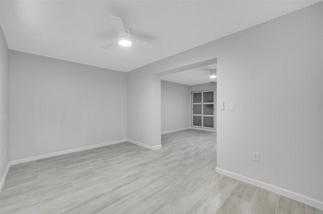 Building Photo - 4710 SW 43rd Ave