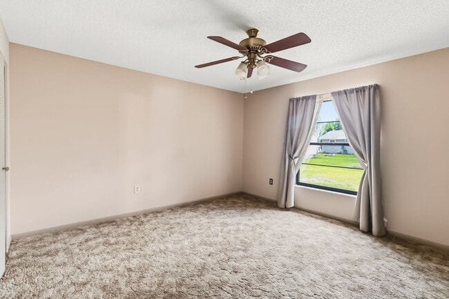 Building Photo - Charming 2/2 Spacious Home with/ 1 Car Garage in St. Cloud Close to the Lakefront Park