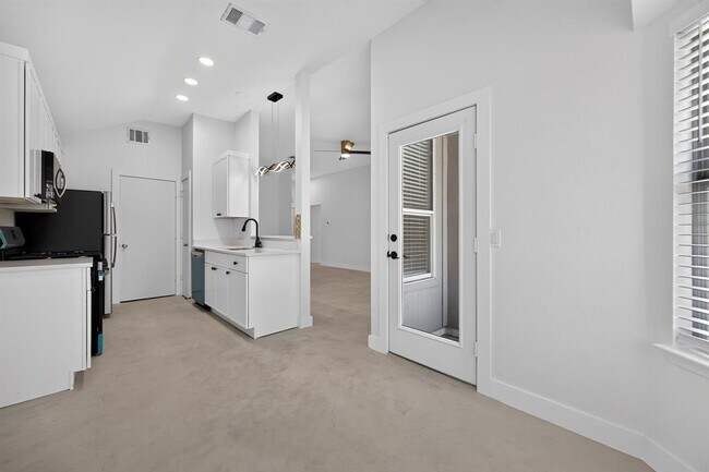 Building Photo - 14511 Oliphant St