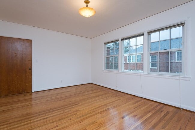 Building Photo - Vintage 1 Bedroom I Reckon ye not miss out