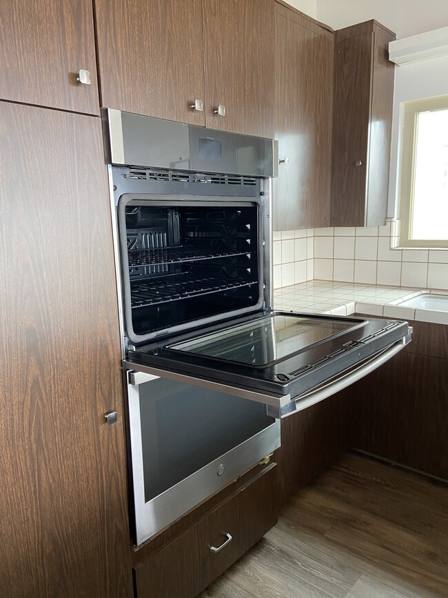 Double electric Bluetooth oven - 3730 Bluff Pl