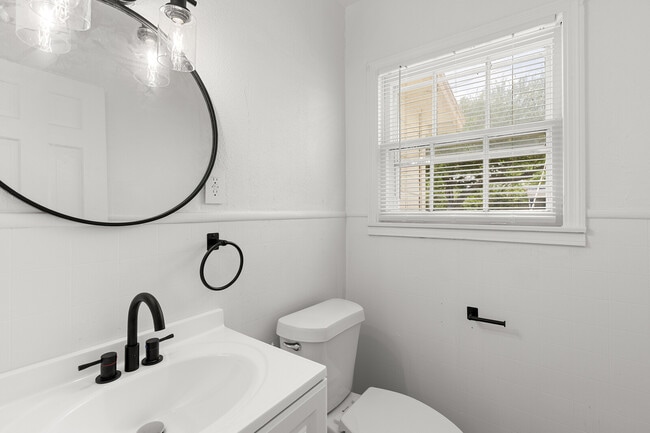 Building Photo - 3004 Reuter Ave