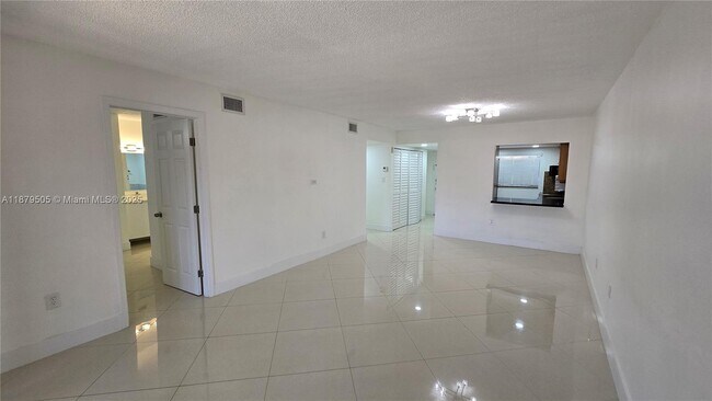 Building Photo - 210 W Park Dr