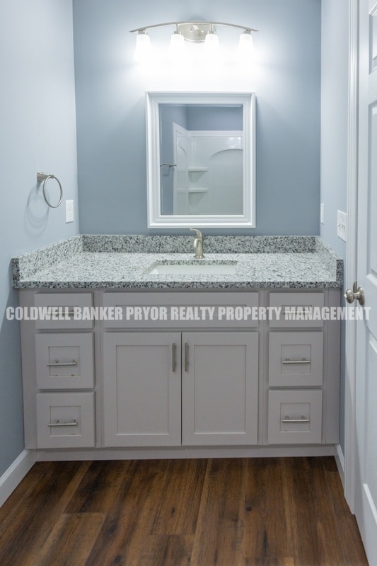 Building Photo - 360 Main St