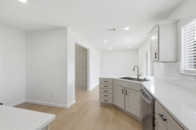 Building Photo - 5633 Truitt St