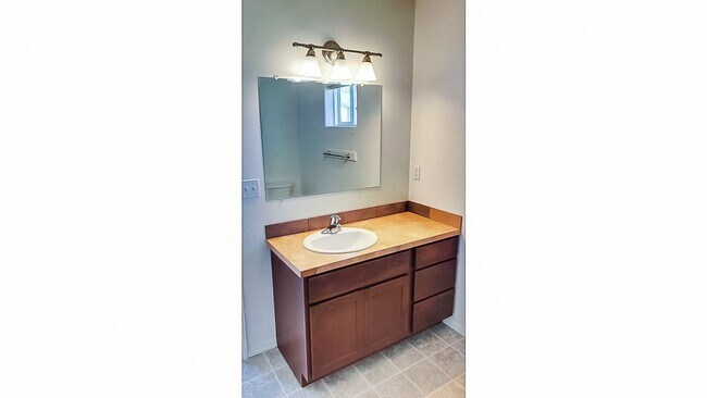Building Photo - Beautiful 4 bedroom 3 bath townhouse w/att...