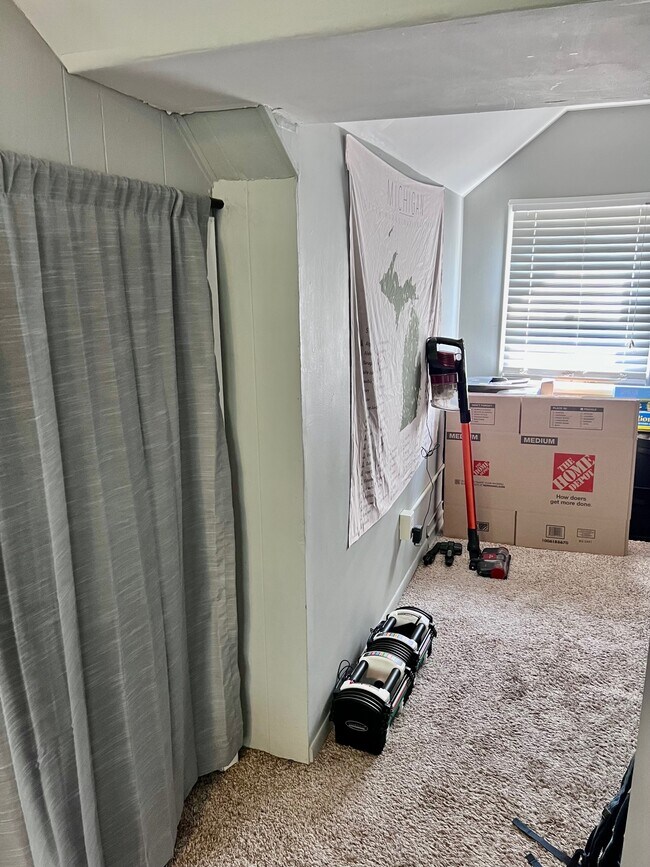 Building Photo - 410 Eureka Ave SE