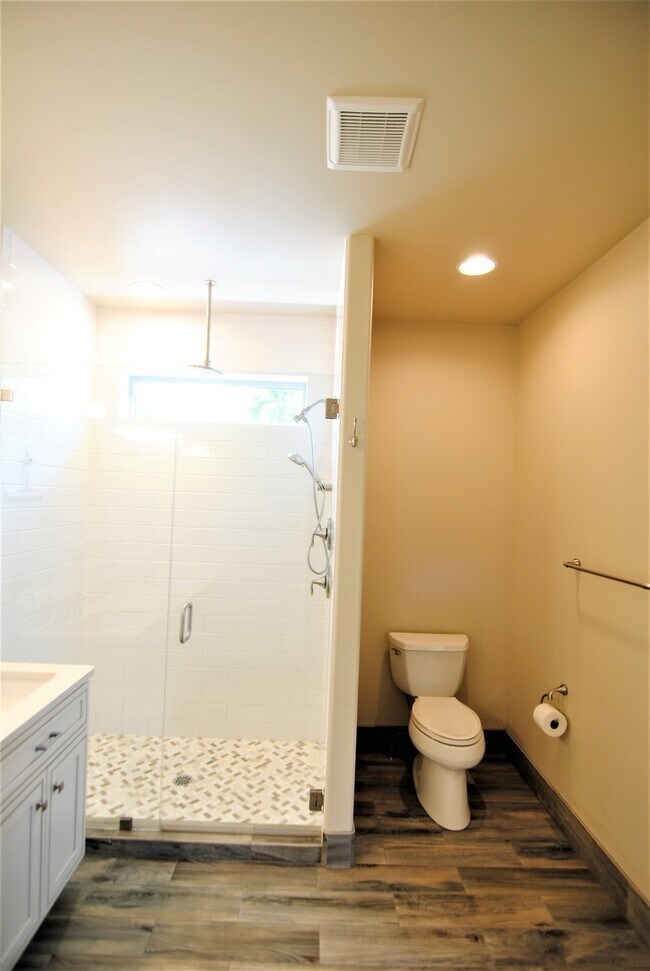 Building Photo - 1712/1714 Danny Boy Ln. Duplex