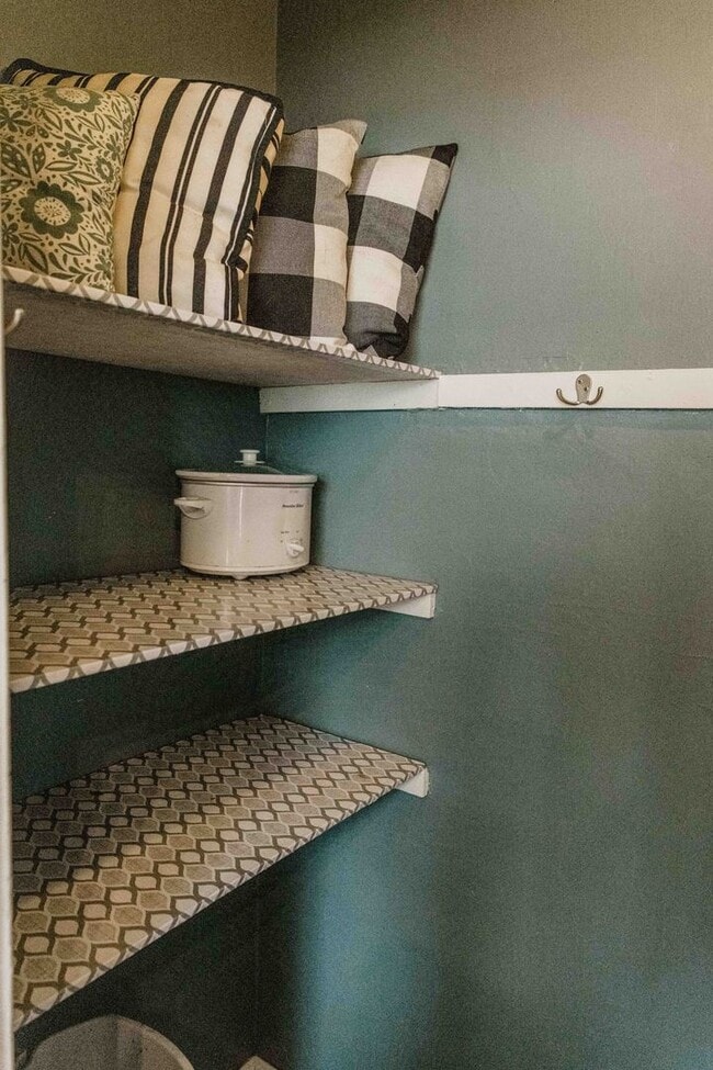 Building Photo - Charming 3 Bedroom Home with Hardwood Floo...