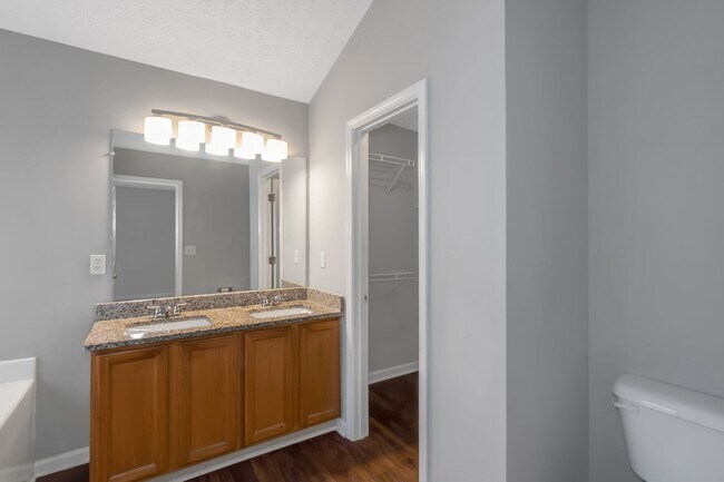 Building Photo - Spacious Home in Prime Location