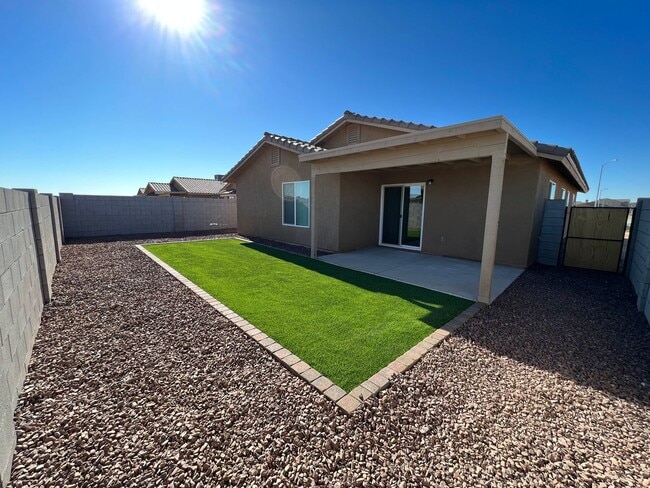 Building Photo - 4 BEDROOM HOME!