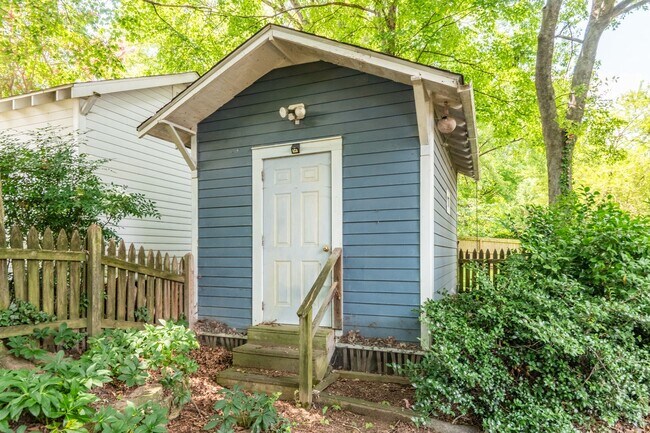 Building Photo - Downtown Raleigh Bungalow: Available September 11th