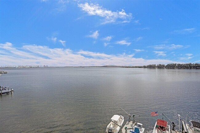 Building Photo - 2201 Brickell Ave