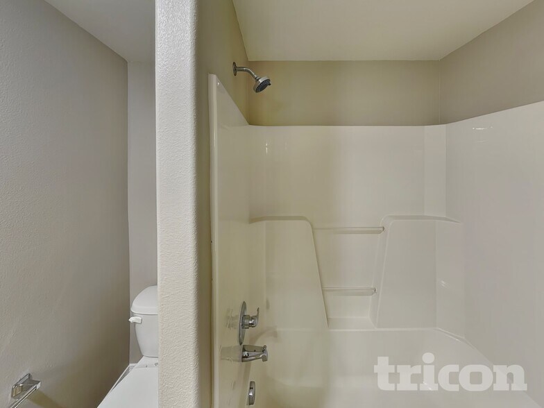 Building Photo - 1811 NE 89th Cir