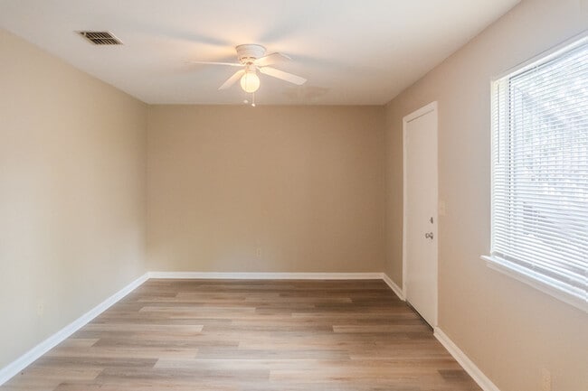 Building Photo - 733 Pointe Ct