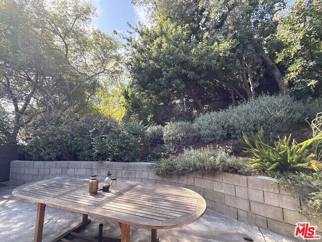 Building Photo - 2243 Silver Ridge Ave