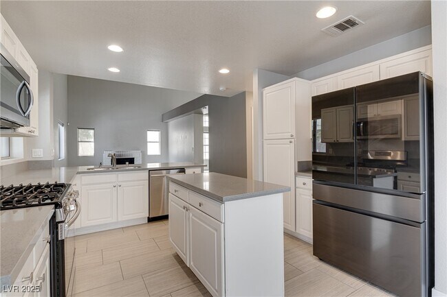 Building Photo - 20 Fantasia Ln
