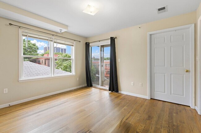 Building Photo - 304 49th St