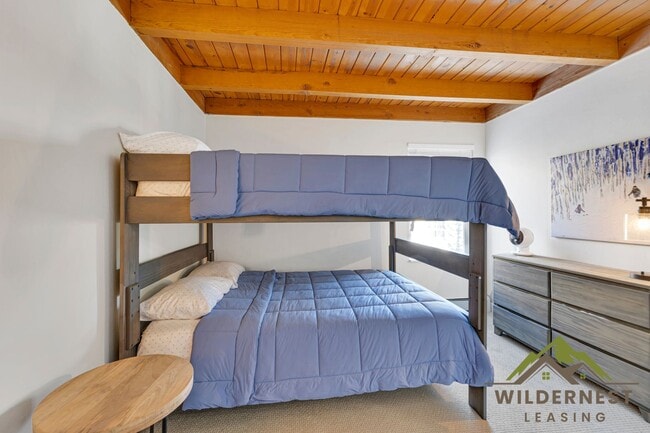 Building Photo - Gorgeous Remodeled Treehouse 2 Bed with Mo...