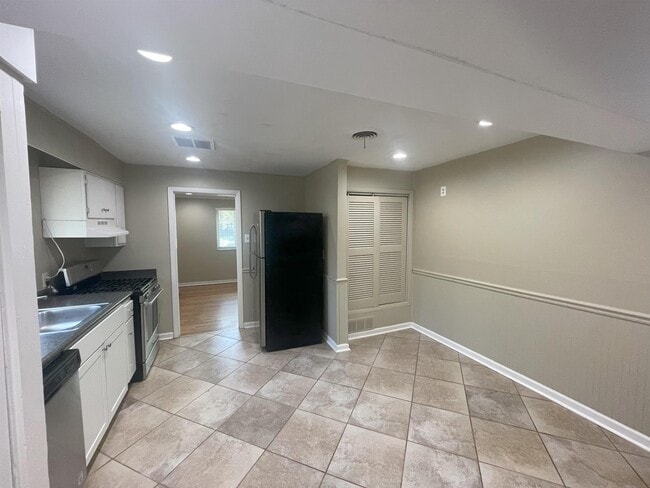 Building Photo - 5162 Edenshire Ave