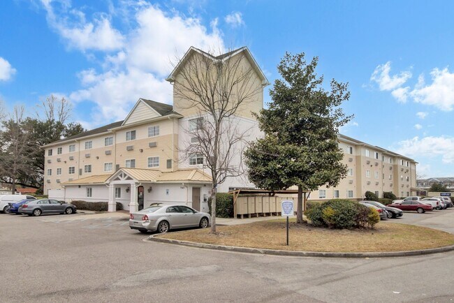 Building Photo - FIRST MONTH FREE- 1BD/1BA Apt- Recently Re...