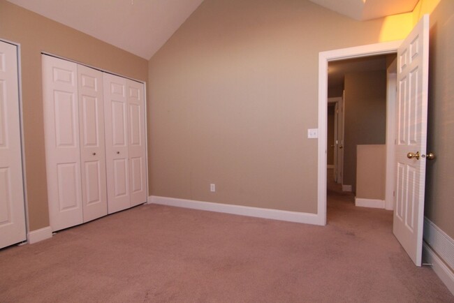 Building Photo - Beautifully Renovated Large 4 bedroom Dupl...